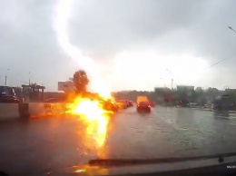 Видео: Молния попала в автомобиль под Новосибирском