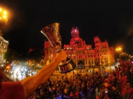 Тысячи испанцев в Мадриде поздравили свою сборную с победой на ЧМ по баскетболу