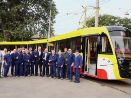 В Одессе собрали первый трехсекционный трамвай на 280 человек