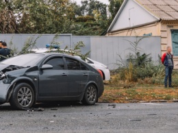 В Днепре на Орловской столкнулись два Nissan: одна из иномарок чуть не врезалась в дом