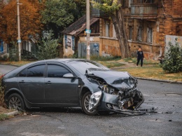 ДТП в Днепре: от удара автомобиль едва не врезался в жилой дом