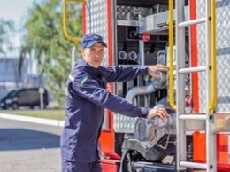 Азовсталь подарила спасателям пожарную автоцистерну