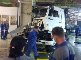 На заводе «КамАЗа» новенький грузовик протаранил опору
