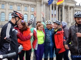 Возле Бундестага финишировал велопробег из Украины с участием незрячих
