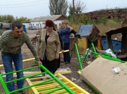 Активные жители Мирнограда получили спортивные элементы для детских площадок