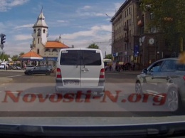 Появилось видео аварии в Центре Николаева, где «Тойота» протаранила «Фольксваген»