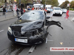 В центре Николаева Фольксваген влетел в Тойоту