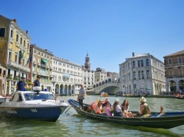 Голые туристы искупались в канале в Венеции и заплатили 3000 евро