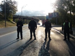 В Киеве мужчина с оружием и взрывным устройством угрожает взорвать мост. ОНЛАЙН