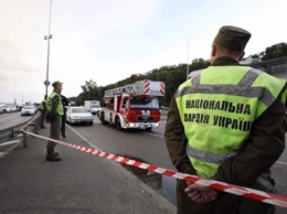 Мужчину, который угрожал взорвать мост Метро в Киеве доставили в отделение полиции