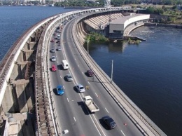 Тоннель в теле бетонной плотины, взорванные опоры и строительство моста: в «Укргидроэнерго» вспомнили историю строительства самой мощной ГЭС