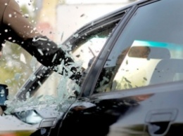 Выбивают окна и выносят ценности: в Запорожье волна автомобильных краж (ФОТО)