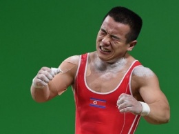 Шок! Спортсмен из КНДР поднял штангу, в три раза превышающую его вес. Видео