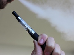 Добрались и до электронных сигарет: власти решили ограничить их продажу и обложить налогом