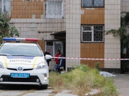 В Киеве мужчину забили до смерти и вытащили труп на улицу