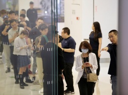 У магазинов Apple традиционные очереди: начались продажи нового поколения iPhone (фото)
