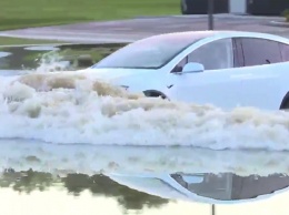 Видео: кроссовер Tesla справился с наводнением