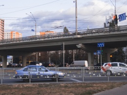 В Киеве возле метро "Нивки" начал осыпаться мост
