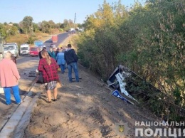 В Винницкой области три авто и автобус с людьми слетели в кювет