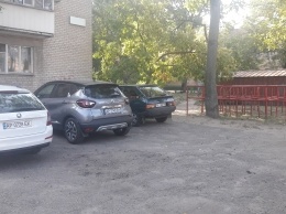 В Мелитополе спортивную площадку во дворе превратили в парковку (фото)