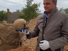 Бывший вице-мэр Очакова откопал в своем огороде массовое захоронение
