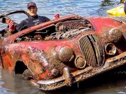 Посмотрите на Jaguar и Corvette, которые десятилетия пролежали в реке (ВИДЕО)