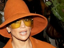 Дженнифер Лопес на неделю моды в Милане пришла в шапке-невидимке (фото)