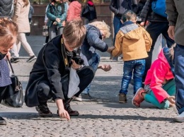 В Днепре на Европейской площади художница устроила перформанс и разбрасывала деньги для "голубей"