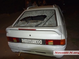 В Николаеве пьяный гражданин крушил припаркованные во дворе машины