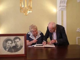 60 лет вместе: в Запорожье пара отметила бриллиантовую свадьбу