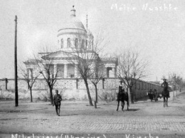 В Николаеве на месте уничтоженной Новокупеческой церкви установили памятный камень и обустроили зеленую зону
