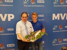Эдегор стал лучшим игроком «Сосьедада» в августе. Клуб подарил ему рыбу
