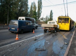 В Киеве "Газель" врезалась в троллейбус с пассажирами (фото)