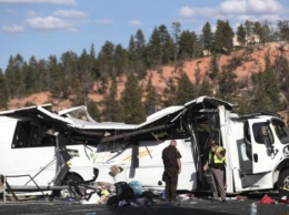 В США пассажирский автобус попал в аварию, погибли 4 человека