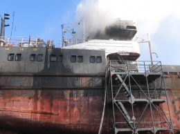 В Херсоне загорелось судно, стоящее на ремонте. Фото