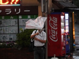 К Японии приближается мощный тайфун Тапа: отменены сотни авиарейсов