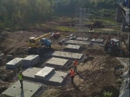 В Станице Луганский продолжается укладка плит фундамента для временного моста (фото)