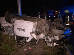 В Киеве автомобиль такси вылетел с дороги и перевернулся: двух людей госпитализировали в тяжелом состоянии