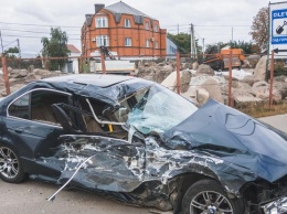 В Киеве BMW на скорости врезался в маршрутку