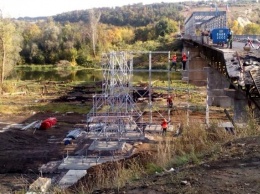 Украинские специалисты начали монтаж временного моста в Станице Луганской