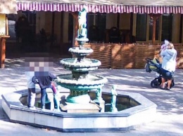 В Запорожской области малолетние вандалы у фонтана крушат скульптуры (ВИДЕО)