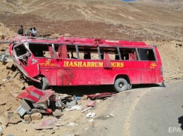 В Пакистане автобус врезался в гору, погибли не менее 26 человек