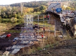 В Станице Луганской строят временный обходной мост