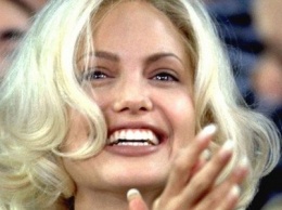 Анджелина Джоли стала блондинкой, Порошенко рассказал о путче и смерть владельца отеле Hilton: ТОП новостей дня