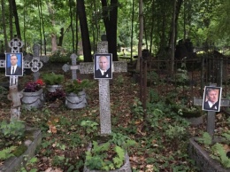 Расследуется дело о размещении портретов Путина и Медведева на кладбище