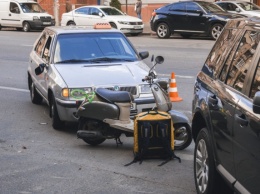 В Киеве такси врезалось в мопед с курьерами-иностранцами: появилось видео