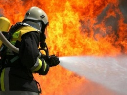 В Киеве горит склад и офисное здание