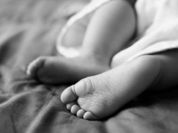 В Скадовске младенец нанизался головой на нож: умер в реанимации