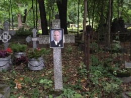 В Петербурге активисты развесили на кладбище траурные портреты Путина и Медведева