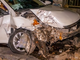 Серьезное ДТП в Днепре: авто отбросило в столб
